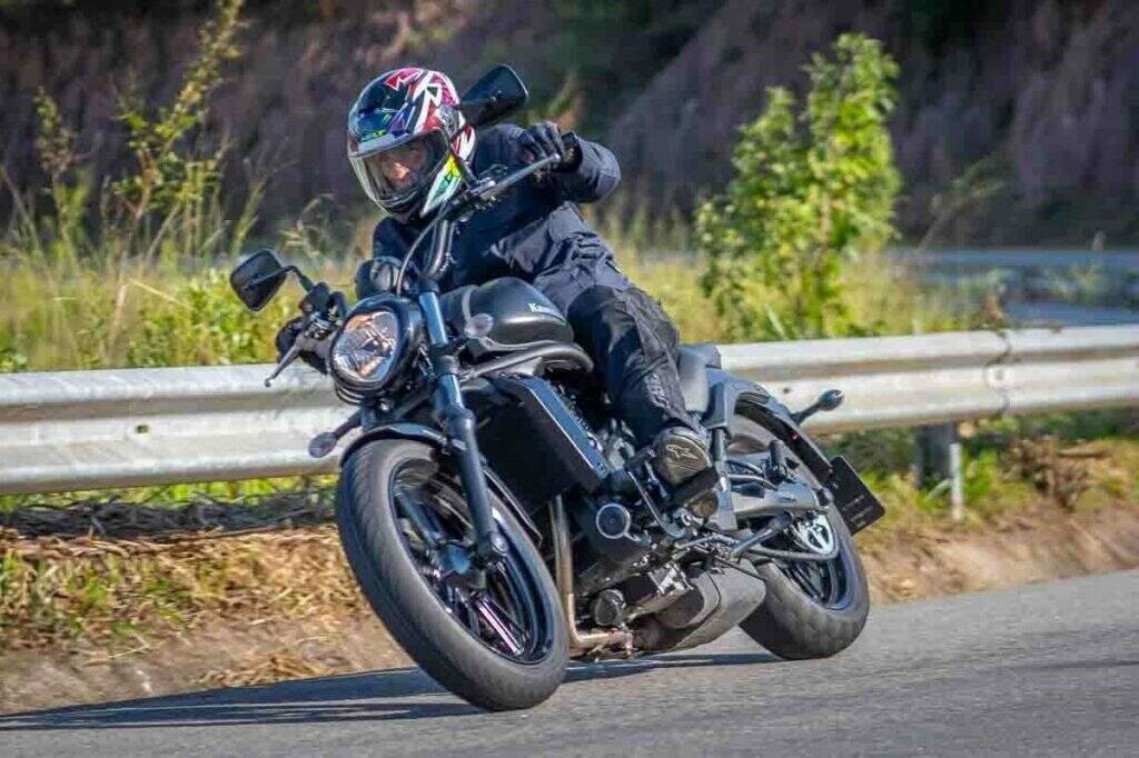 imagem piloto em curva com a Kawasaki Vulcan S 650